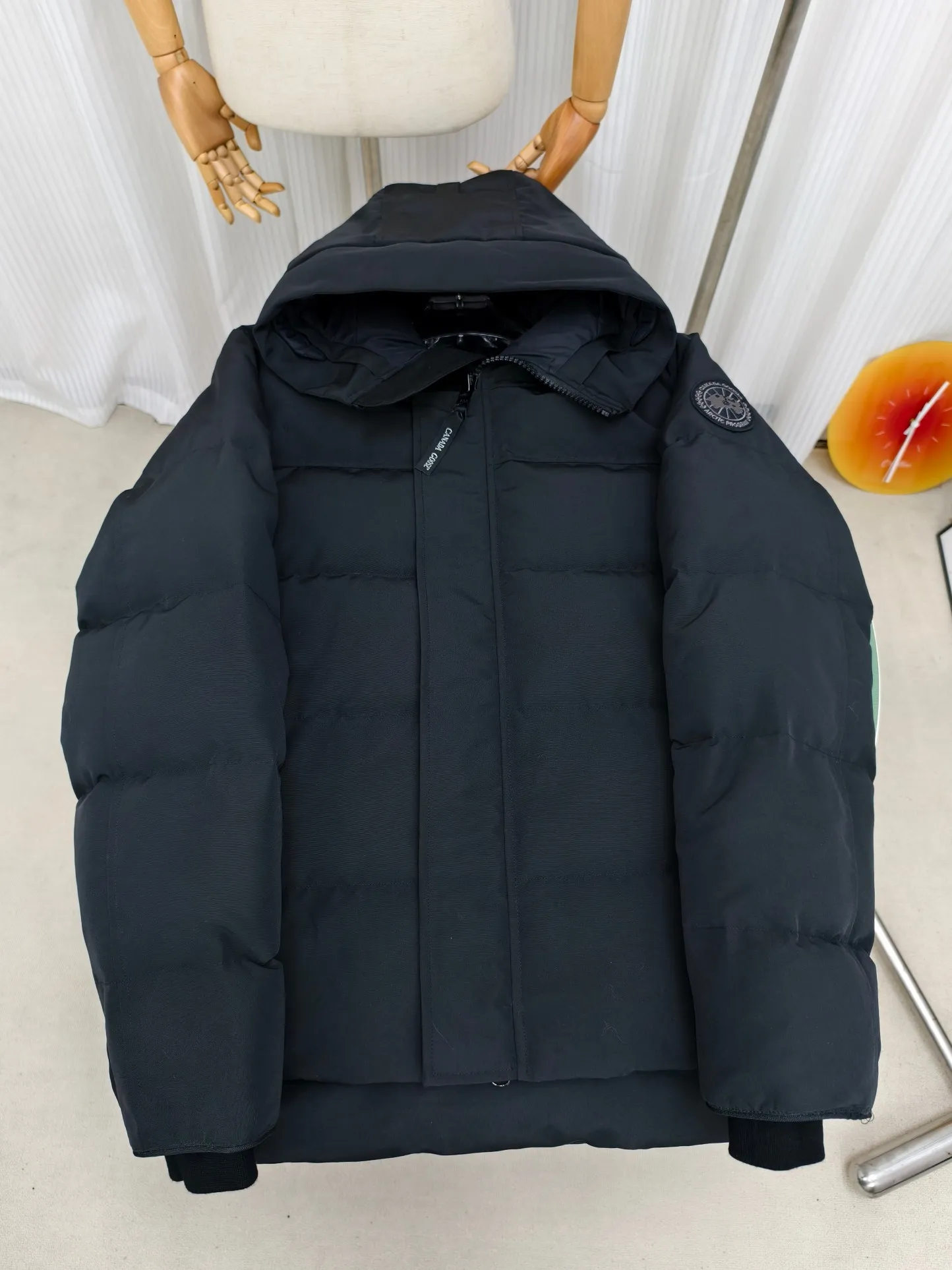 P700————2080M/New 17 models (higher version) Canada goose MacMillan parka. The MacMillan Parka features an innovative design with a streamlined hood detail, added shoulder straps and two additional interior pockets. This hip-length parka offers warmth and style with its quilted design and curved hem. Filled with extremely fluffy white duck down. The MacMillan Parka provides essential protection in all weathers. The adjustable down-connected hood improves warmth and protects against harsh weather. Rib knit cuffs tucked into the interior. The hood is equipped with a detachable zipper guard, and the hood trim can be replaced to create a personalized style and provide more protection (this jacket can be matched with wolf fur collar accessories, choose by yourself) ❤️The only version in the market Color: black red label black black label gray red label gray black label off-white red label navy red label Size: XS-2XL